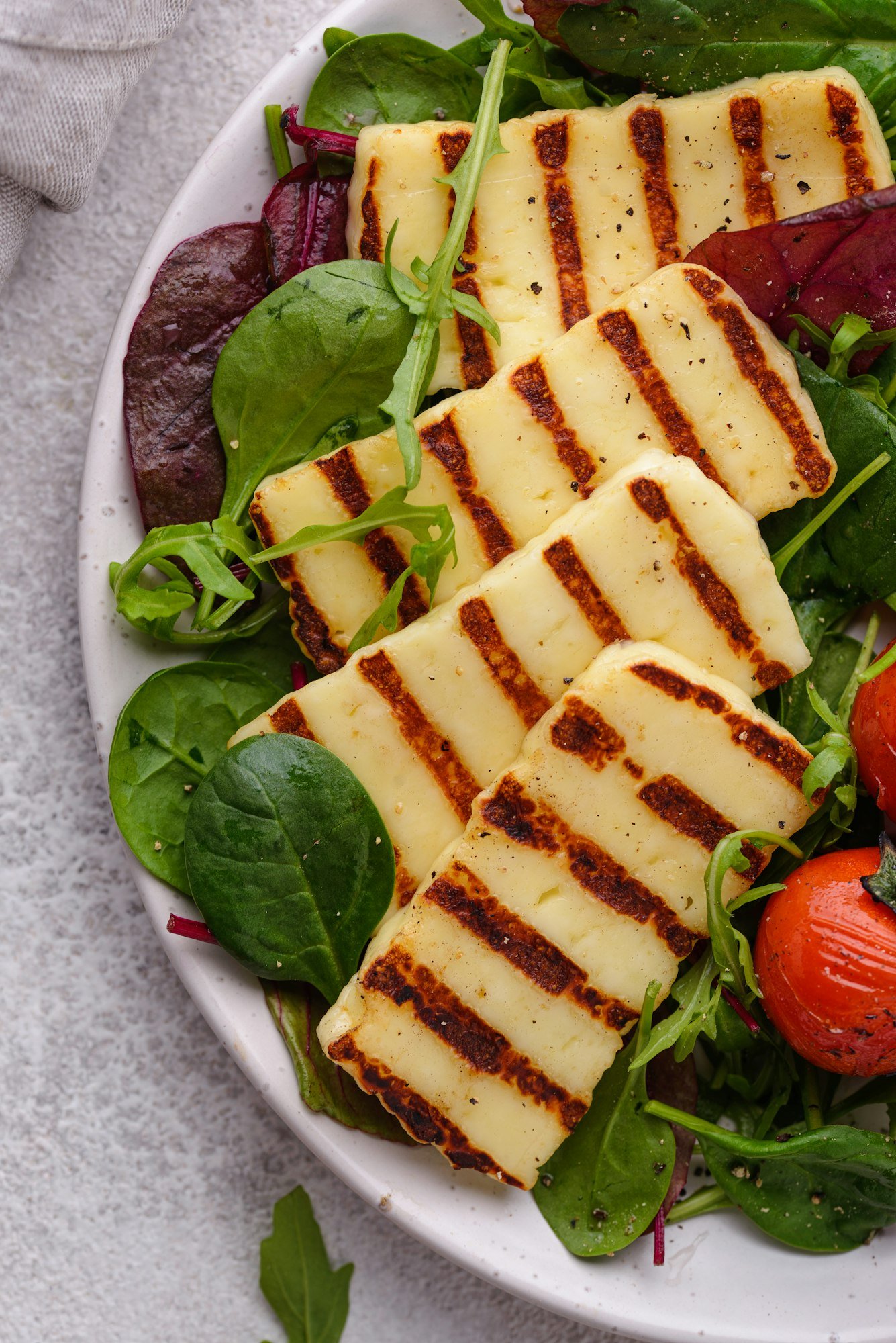 Vegetable salad with grilled halloumi cheese